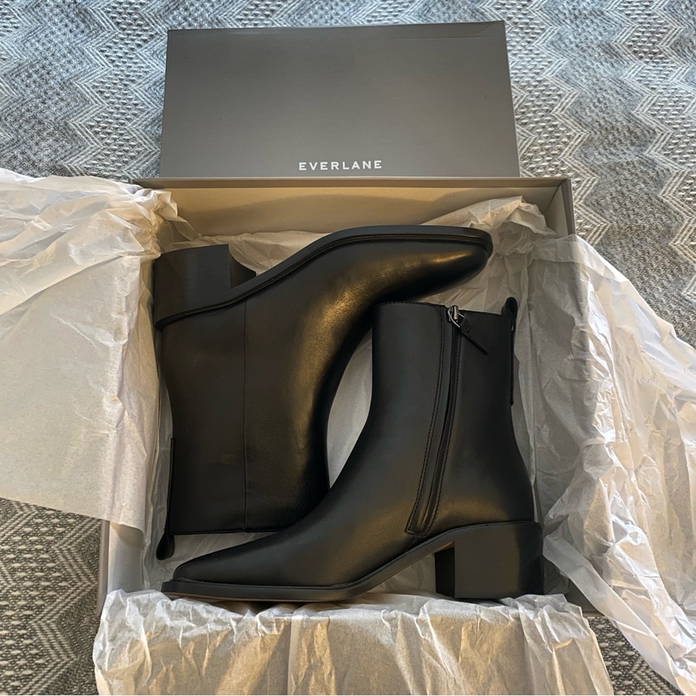 Everlane city boot in black leather, new in box